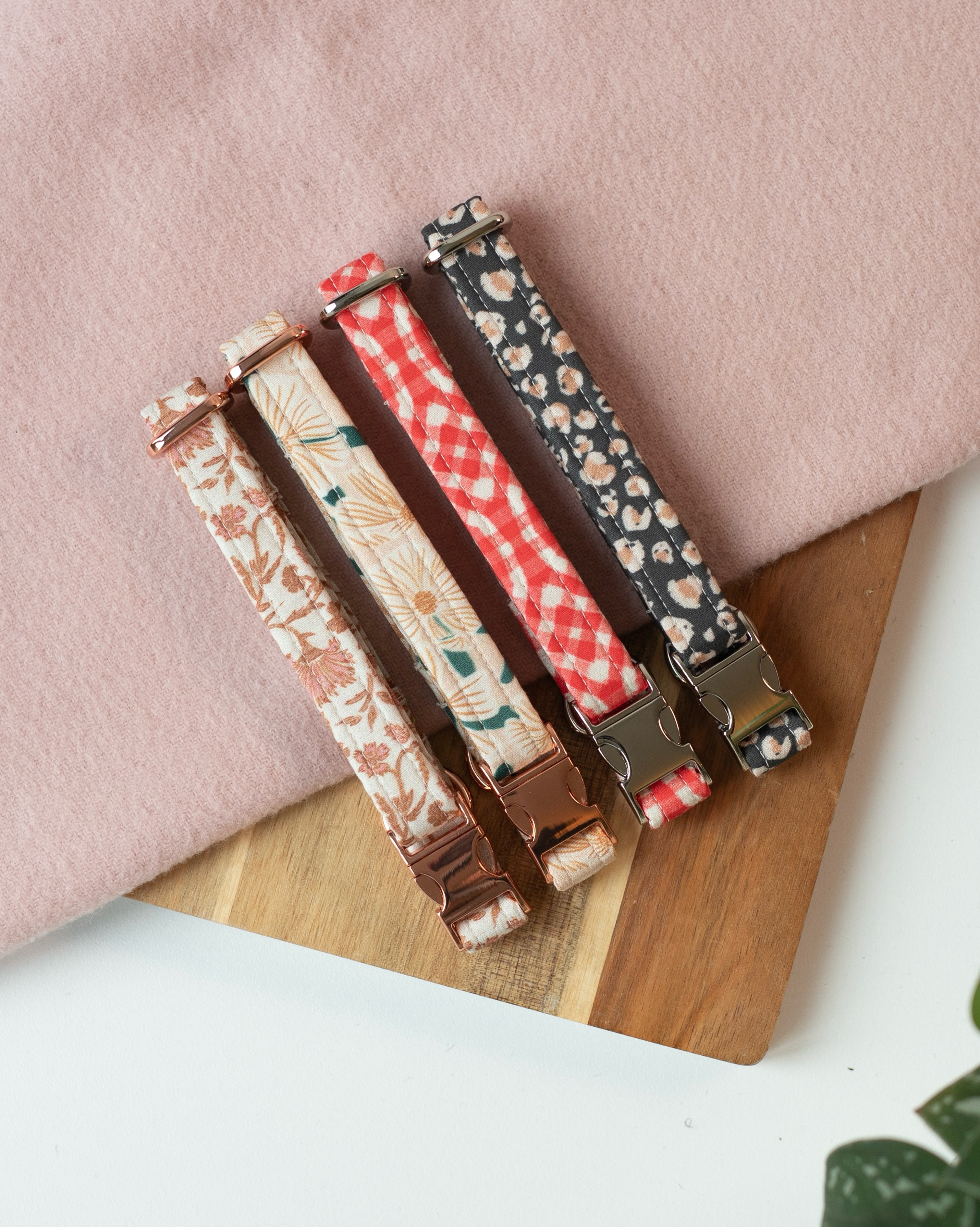 Wij starten het weekend met deze vrolijke halsbanden! Fijn weekend allemaal! 🤎#hondenhalsbanden #dogcollar #wandelenmetdehond #rondjemethethondje #dogaccessories