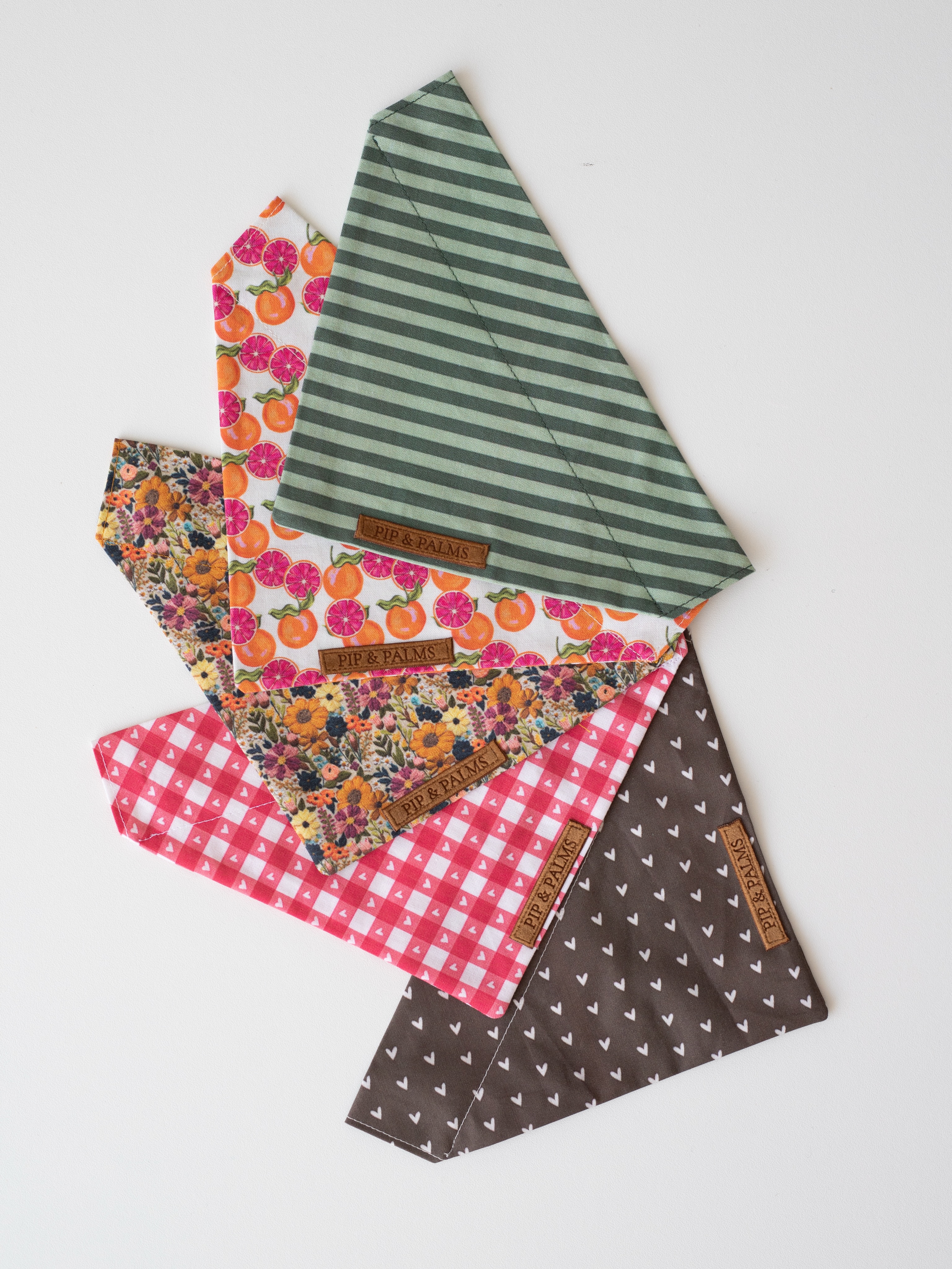 NEW NEW NEW! We hebben een aantal prints toegevoegd aan onze handgemaakte collectie! 🫶🏼 Welke is jouw favoriet? 💚🍊🌼❤️🤎#dogbandanas #dogsofinstagram #dogoutfit #dogaccessories keepitcolourful