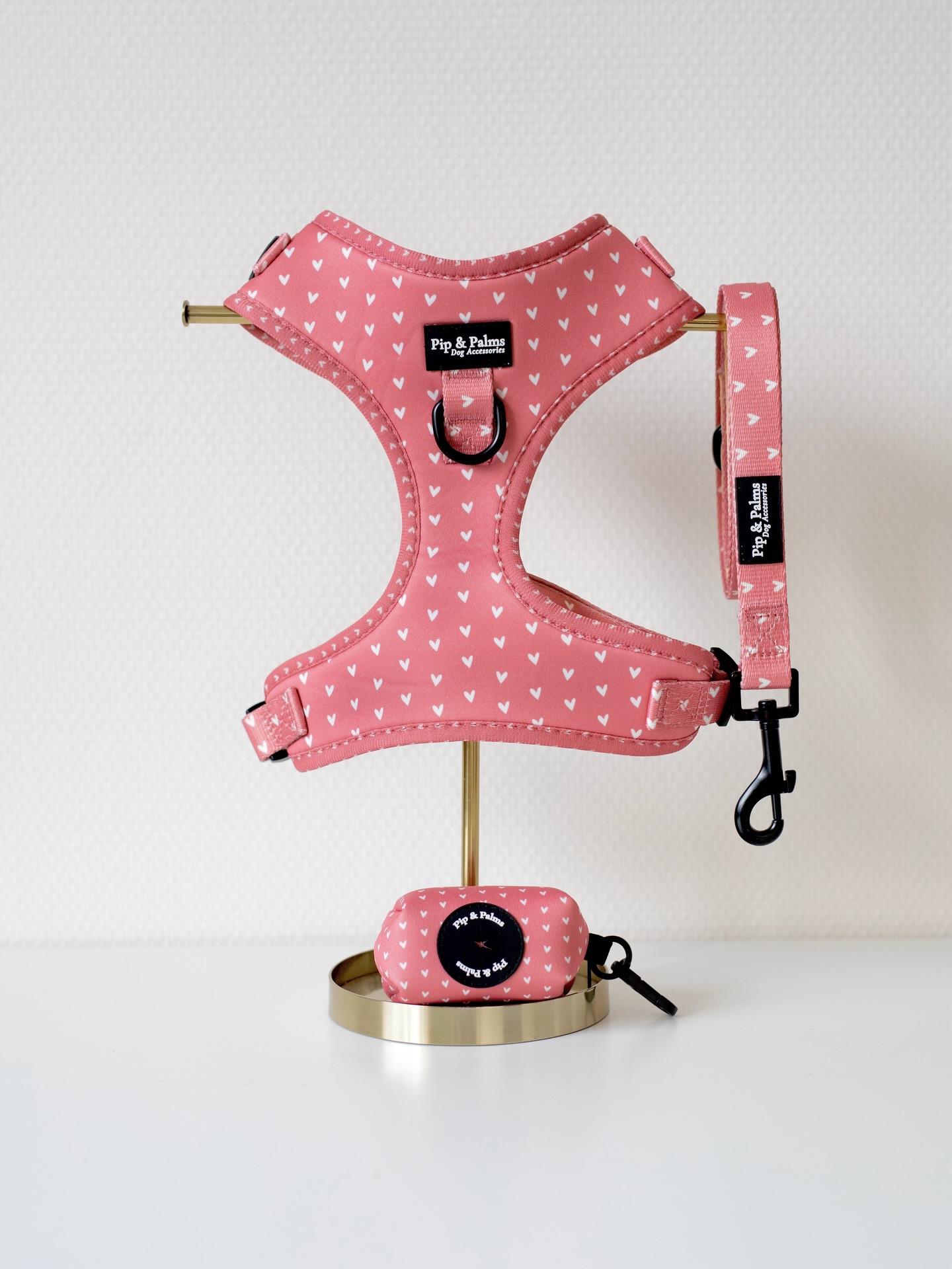 Wij beginnen de week met deze leuke set; Love is in the Air 💗 Deze print hebben we al een tijd in de collectie, maar blijft een favoriet van jullie! En wij snappen wel waarom! 🫶🏼Hangt dit leuke harnas al bij jou in de kast?